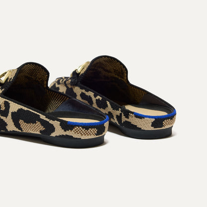 Close up of the heel of The Double Bit Loafer Mule in Desert Cat, with Rothy's signature blue halo.