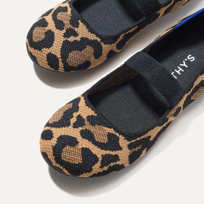 Close up of the toe and vamp of The Kids Mary Jane in Amber Cat.